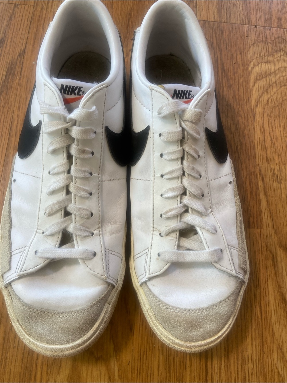 Nike Blazer low 77 Vintage Men’s Size 10 White Sneakers with Black Swoosh